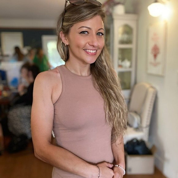 Meet your Posher, Nicki - Picture 2 of 4